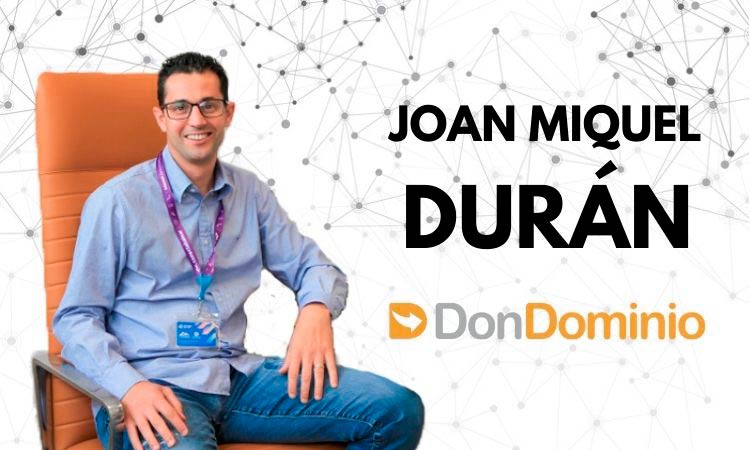 Hombre sentado sonríe con camisa azul, fondo blanco con líneas conectadas. Texto: "JOAN MIQUEL DURÁN", logotipo "DonDominio". Ambiente empresarial.