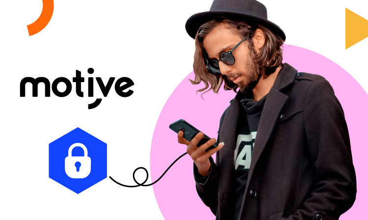 Persona con abrigo y sombrero usando m&oacute;vil. Texto: "motive". Contexto de seguridad digital con icono de candado azul. Fondo blanco y rosado.