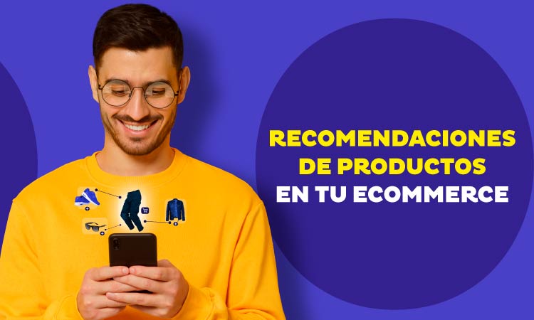 Hombre con gafas sonríe mirando móvil; lleva sudadera amarilla con iconos de compras. Texto: "RECOMENDACIONES DE PRODUCTOS EN TU ECOMMERCE". Fondo azul.