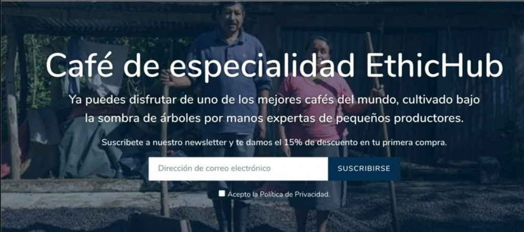 Dos personas posan sosteniendo caf&eacute;. Texto: "Caf&eacute; de especialidad EthicHub. Disfruta el mejor caf&eacute; cultivado por peque&ntilde;os productores. Suscr&iacute;bete y obt&eacute;n un 15% de descuento."