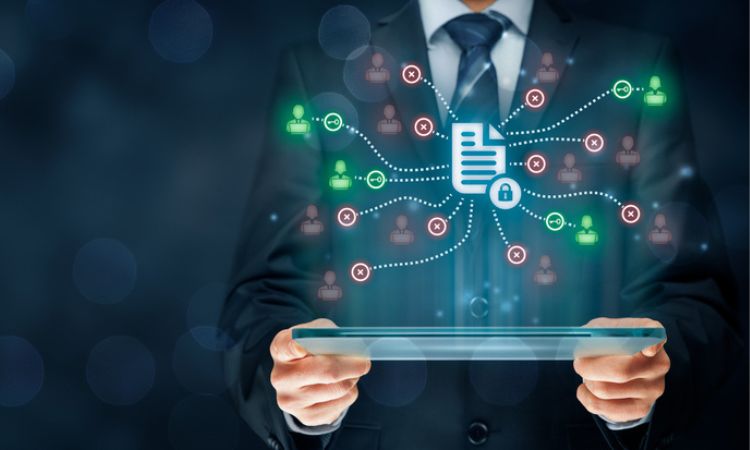 Tablet sostiene imagen de red de documentos con candado, conectado a íconos de usuarios, destaca seguridad de datos en contexto empresarial digital.