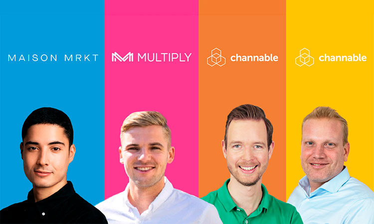 Cuatro hombres sonr&iacute;en; est&aacute;n delante de fondos coloridos con logotipos: Maison MRKT, Multiply, y dos de Channable. Contexto de marketing digital.