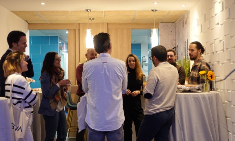 Un gr&aacute;fico muestra l&iacute;neas en zigzag, simbolizando presi&oacute;n. A la izquierda, texto: "IDEA #1 Alivia la presi&oacute;n ahora. Revela la presi&oacute;n del &eacute;xito en marketing con una serie de v&iacute;deos de suspense que finaliza con un ebook que ofrece alivio".