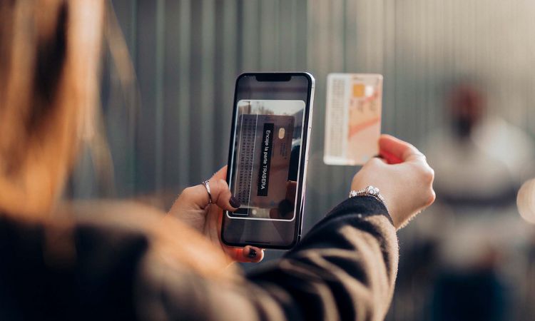 Smartphone escaneando documento en mano, enfocando texto "Escanea tu documento", en entorno urbano. Tecnología avanzada, seguridad digital.