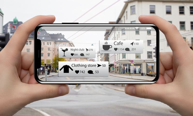 Un móvil muestra la vista de una calle con puntos de interés: "Night club" con 531 me gusta, "Café" con 1154 y "Tienda de ropa" con 742 favoritos. Contexto urbano.