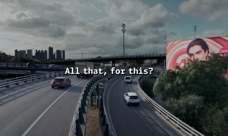 captura de pantalla de una campaña de amazon ads en vídeo en la que se ve un anuncio en valla publicitaria tapado por un árbol