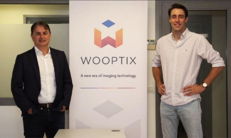 José Manuel Rodríguez y Javier Elizalde, fundadores de Wooptix, posando junto a cartel de su empresa