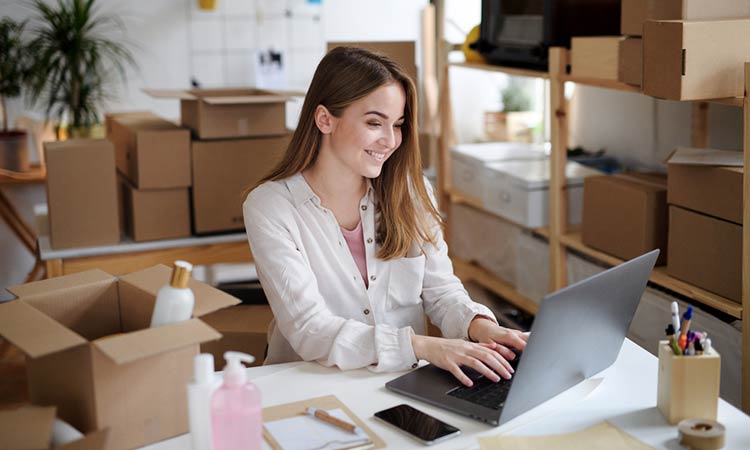 Imagen de una chica trabajando en su estrategia de dropshipping
