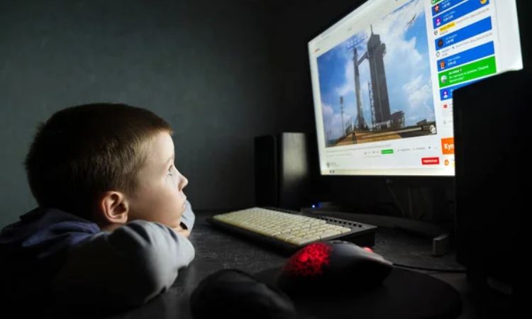 Imagen de un niño mirando YouTube en el ordenador