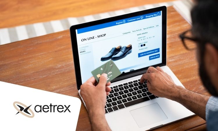 Un hombre comprando calzado online con su ordenador portátil, mientras usa SizeRight para acertar con su talla