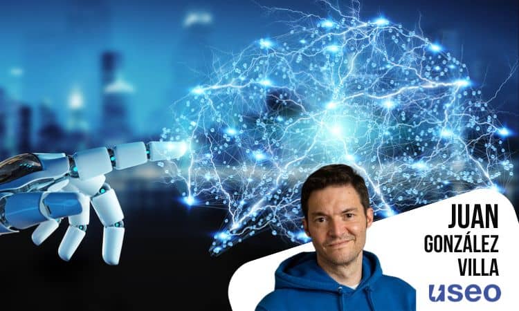 Mano robótica toca cerebro digital brillando; fondo urbano oscuro. Hombre sonríe en ángulo inferior, texto: "JUAN GONZÁLEZ VILLA" y logo "useo". Marketing digital, IA.