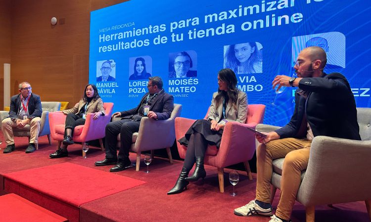 Gr&aacute;fico de barras mostrando el aumento de usuarios activos mensuales familiares de 2.64 mil millones en Q4'18 a 3.21 mil millones en Q3'20.
