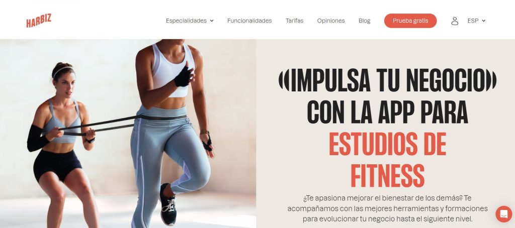 Dos personas hacen ejercicio con bandas en un entorno de gimnasio. Texto: &laquo;Impulsa tu negocio con la app para estudios de fitness&raquo;. Publicidad, tecnolog&iacute;a fitness.