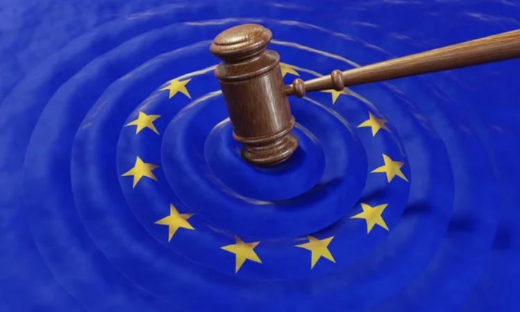 Un mazo golpeando agua que simula la bandera de la Unión Europea