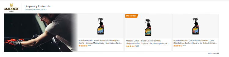 Un hombre limpia un coche con guantes en un taller. Productos Maddox Detail para limpieza de coches se muestran al lado, destacando un "M&aacute;s vendido".