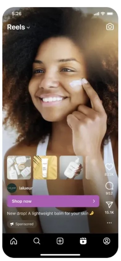 Mujer sonriente aplic&aacute;ndose crema facial; en un entorno de redes sociales. Texto: "Shop now. New drop! A lightweight balm for your skin". Marketing de belleza.