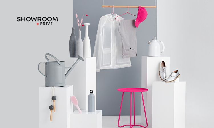 Fotografía de un set de productos de Showroomprivé colocados para una sesión fotográfica.