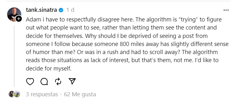 Publicaci&oacute;n de usuario discutiendo un algoritmo. Expresa desacuerdo sobre c&oacute;mo decide mostrar contenido popular. Texto: "Adam i have to respectfully disagree...".