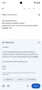 Pantalla de tel&eacute;fono muestra un correo sobre "Project Lumina" con sugerencia de redacci&oacute;n automatizada. Herramienta &uacute;til para mejorar la comunicaci&oacute;n.