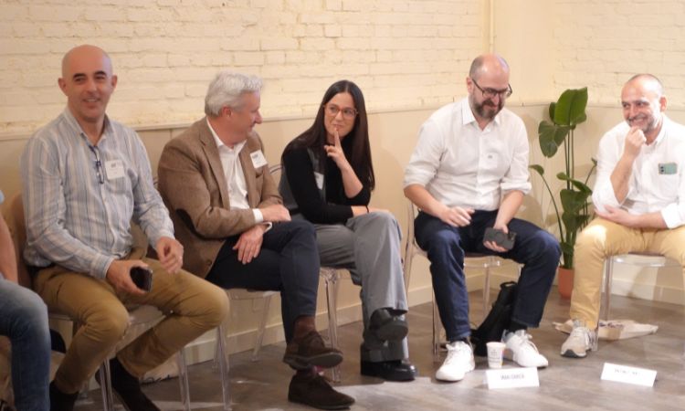 Un gr&aacute;fico muestra l&iacute;neas en zigzag, simbolizando presi&oacute;n. A la izquierda, texto: "IDEA #1 Alivia la presi&oacute;n ahora. Revela la presi&oacute;n del &eacute;xito en marketing con una serie de v&iacute;deos de suspense que finaliza con un ebook que ofrece alivio".