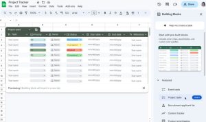 Hoja de c&aacute;lculo de gesti&oacute;n de proyectos muestra tareas con fechas y estados. Colores indican progreso. Panel derecho ofrece plantillas de bloques de construcci&oacute;n.