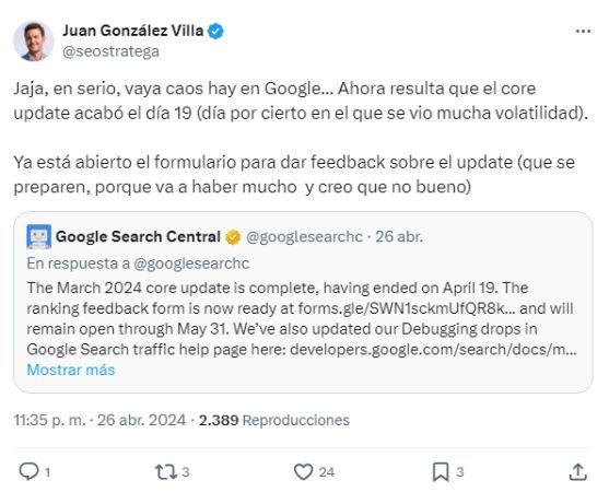 Tuit de Juan sobre la actualizaci&oacute;n de Google, menciona volatilidad y caos. Incluye respuesta de Google Search Central sobre feedback del core update.