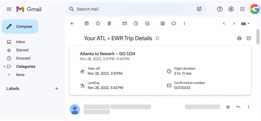 Correo electr&oacute;nico abierto en Gmail muestra detalles de vuelo de Atlanta a Newark: despegue 3:31 PM, aterrizaje 5:42 PM. Duraci&oacute;n: 2h 11m, n&uacute;mero: GOOG123.