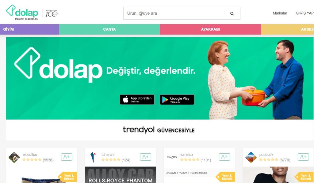 Pareja sonriente intercambia contenedores frente a fondo verde. Texto: "dolap Değiştir, değerlendir." Logos de App Store y Google Play. Marketing online con Trendyol.