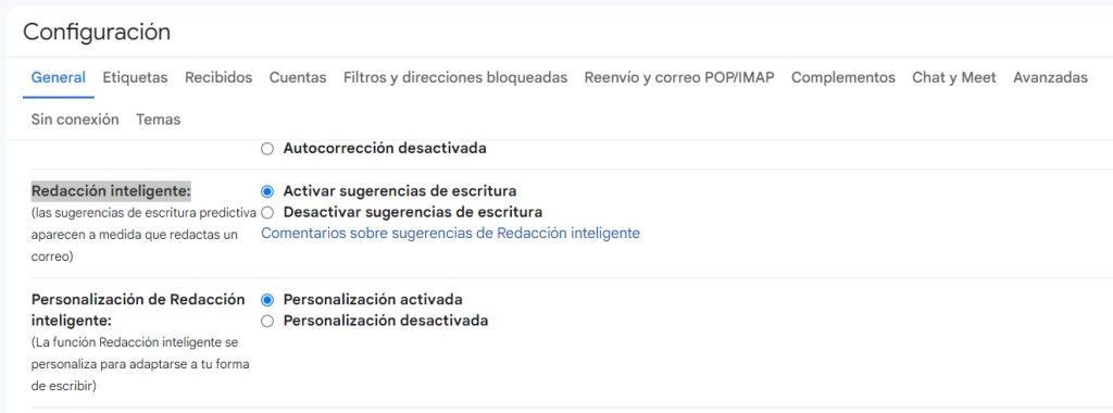 Configuraci&oacute;n de correo electr&oacute;nico mostrando opciones para activar o desactivar redacci&oacute;n inteligente y personalizaci&oacute;n, con pesta&ntilde;as de configuraci&oacute;n arriba.