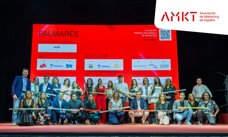 Fotografía tomada durante los Premios Nacionales de Marketing 2024 en la que se ve, sobre el escenario, a todos y todas las premiadas