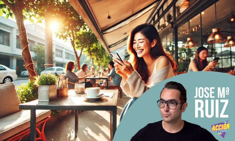 una mujer sonriendo mientras ve contenidos virales de humor en su móvil