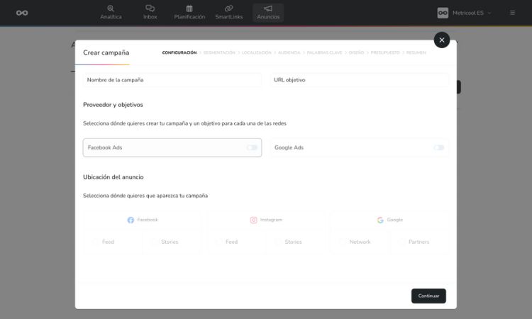 Formulario de creaci&oacute;n de campa&ntilde;a de anuncios, mostrando campos para "Nombre de la campa&ntilde;a" y "URL objetivo", y opciones de plataformas: Facebook Ads, Google Ads. Bot&oacute;n "Continuar" visible.