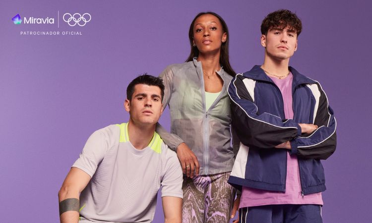 Fotografía de Álvaro Morata (futbolista), Ana Peleteiro (atleta) y Dennis González (nadador sincronizado), embajadores de la campaña "Con la cabeza bien alta" diseñada por Miravia como patrocinador oficial de los Juegos Olímpicos de París 2024