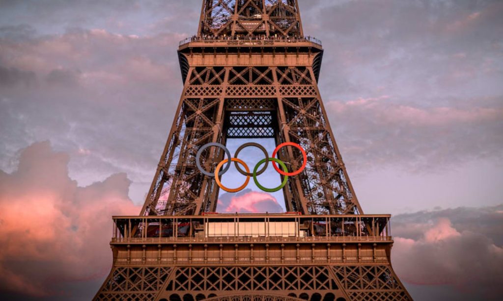 Fotografía en detalle de la parte central de la Torre Eiffel de París. Colocados sobre la estructura se ven los aros olímpicos, representando que los Juegos Olímpicos se celebrarán en la ciudad este 2024.