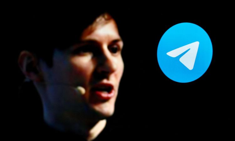 En primer plano se ve el logo de Telegram. En segundo plano y desenfocado, se muestra una fotografía de Pavel Durov, fundador y CEO de Telegram, que ha sido detenido en Francia