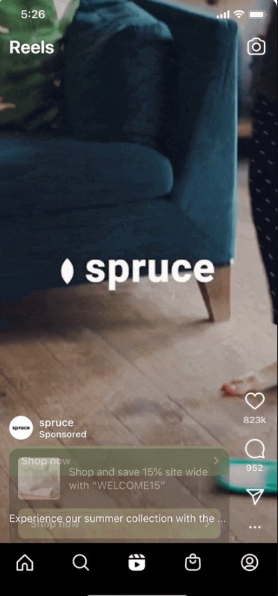 Sof&aacute; azul en sala, anuncio de "spruce" en Instagram; texto: "Shop and save 15% site wide with 'WELCOME15'. Shop now. Experience our summer collection..."
