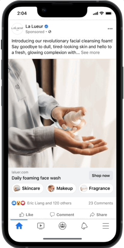 Manos aplican espuma facial; contexto: anuncio de Facebook en m&oacute;vil, entorno claro. Texto: "Introduciendo nuestra espuma facial revolucionaria... laleur.com". Etiquetas: "Cuidado de la piel", "Maquillaje", "Fragancia".