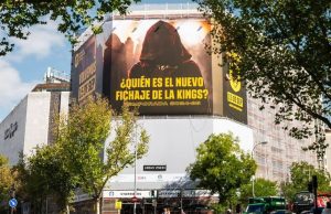 Gr&aacute;fico de l&iacute;nea muestra picos de datos en periodos festivos de 2016 a 2020; eje vertical num&eacute;rico, eje horizontal con a&ntilde;os. Texto: "holiday".