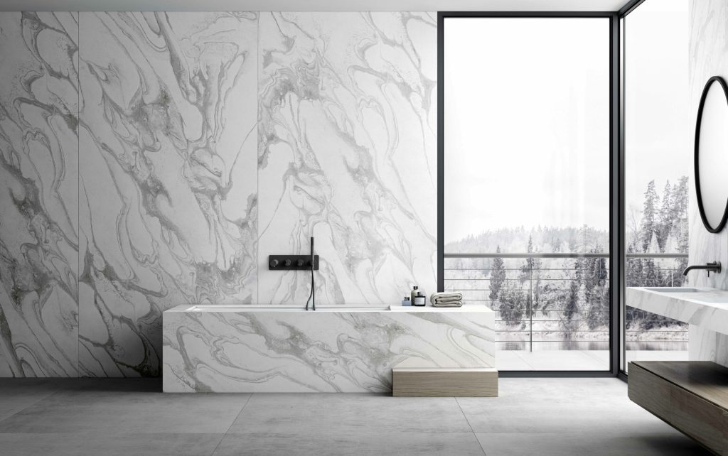 Ba&ntilde;o moderno con ba&ntilde;era de m&aacute;rmol blanco, grifer&iacute;a negra y ventana panor&aacute;mica. Ambiente minimalista de lujo con vistas a un paisaje nevado. Dise&ntilde;o elegante.
