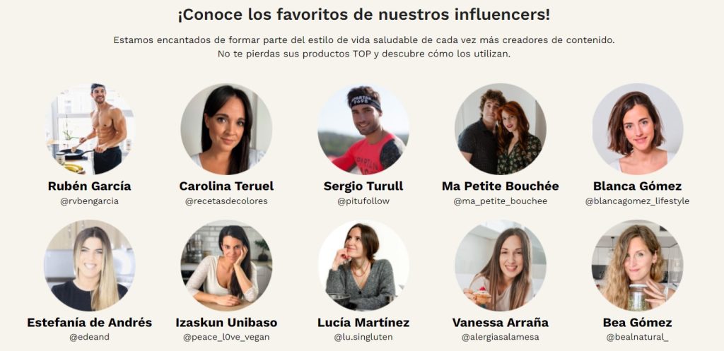 C&iacute;rculos con fotos de influencers sonrientes; texto promocional: "&iexcl;Conoce los favoritos de nuestros influencers!" con nombres y cuentas de redes sociales.