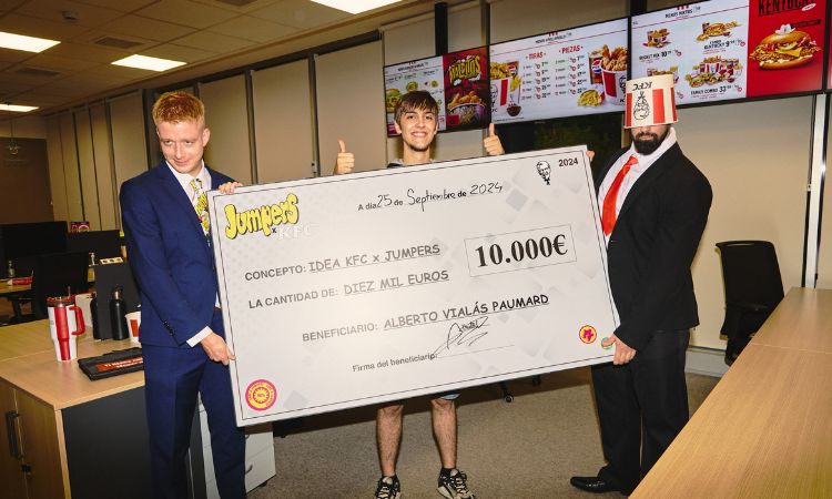 Fotografía que muestra a los respectivos representantes de KFC y Jumpers (el ‘Community manager’ de KFC y el habitual cómico que protagoniza las campañas de Jumpers), entregándole el cheque a Alberto en pago por su idea de que ambas marcas se aliasen