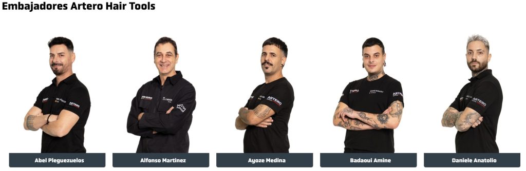 Cinco hombres sonr&iacute;en con brazos cruzados sobre fondo blanco. Llevan camisetas negras con logotipos de "Artero Hair Tools". Texto superior: &ldquo;Embajadores Artero Hair Tools&rdquo;. Nombres abajo: Abel Pleguezuelos, Alfonso Mart&iacute;nez, Ayoze Medina, Badaoui Amine, Daniele Anatolio.