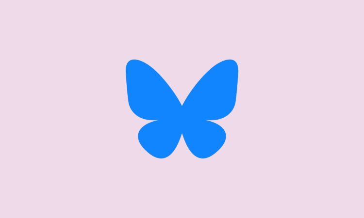 Mariposa azul estática sobre fondo lila, representando transformación y creatividad en un contexto minimalista.