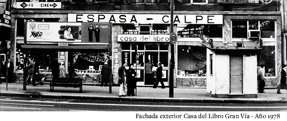 Fachada "Casa del Libro" Gran V&iacute;a, 1978. Gente caminando. Letrero "ESPASA - CALPE". Entorno urbano. Marketing de libros, ubicaci&oacute;n estrat&eacute;gica.