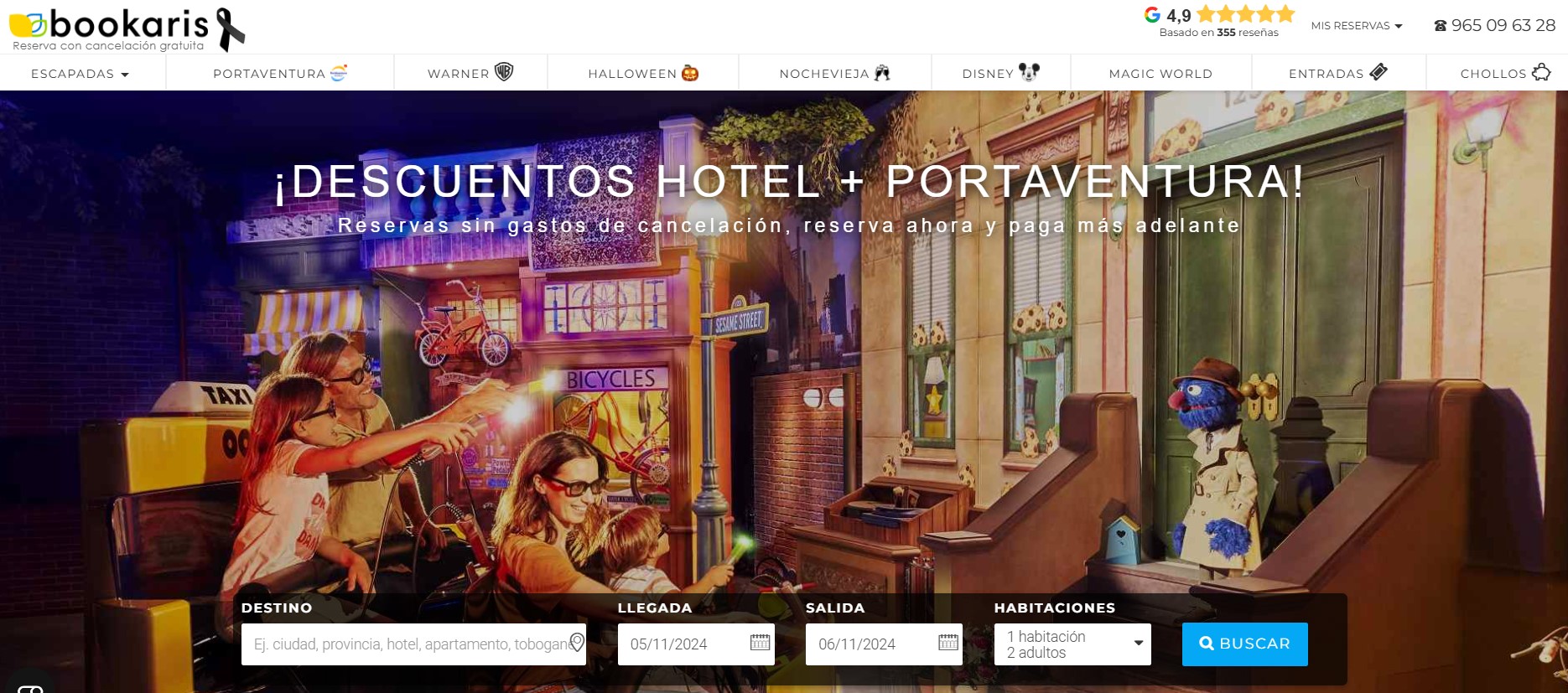 Un coche de juguete y personajes disfrutan frente a una tienda con bicicletas. Texto: "&iexcl;DESCUENTOS HOTEL + PORTAVENTURA!" Bot&oacute;n: "BUSCAR".
