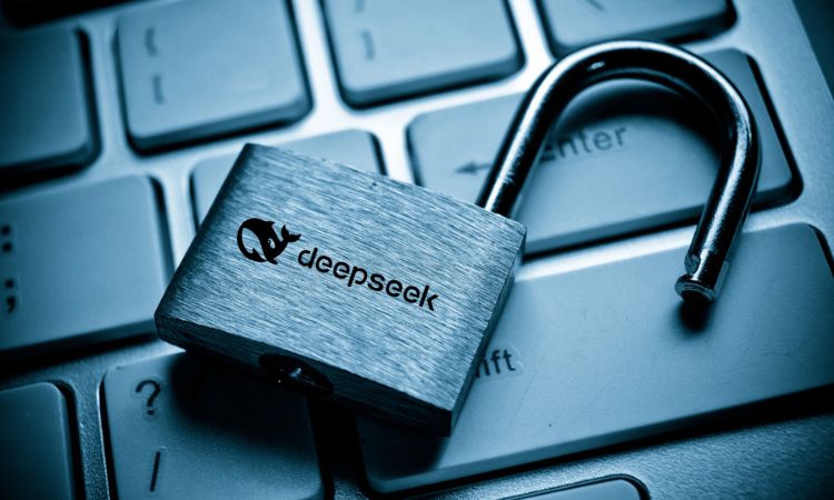 Fotografía en plano detalle de las teclas de un teclado de ordenador portátil. Sobre estas está apoyado un candado abierto con el logo de DeepSeek, representando el fallo de seguridad de la empresa que ha dejado historiles de chats y otros datos sensibles expuestos.
