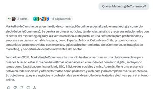 Botella de Heineken gigante en una valla publicitaria verde en una ciudad, texto: "Biertje?". Marketing impactante en entorno urbano.