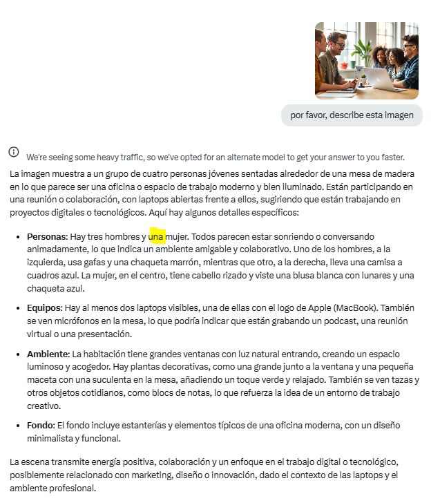 Un grupo de personas j&oacute;venes colabora animadamente en una oficina moderna; laptops abiertas sugieren proyectos digitales. Ambiente luminoso y profesional.