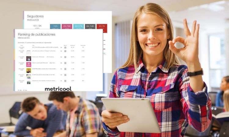 Imagen contenta mirando a cámara mientras sujeta una tablet de la que salen dos informes de social media de Metricool.
