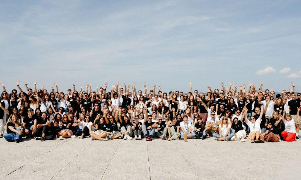 foto de la plantilla del equipo de VIKO, en una terraza soleada, con el cielo azul